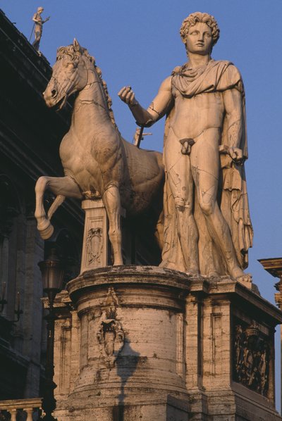 Vista di uno dei Dioscuri del Campidoglio da Roman